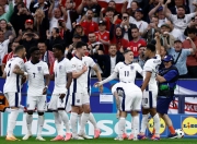 开云体育官方网站-英格兰队惨遭失败，欧预赛晋级前景扑朔迷离