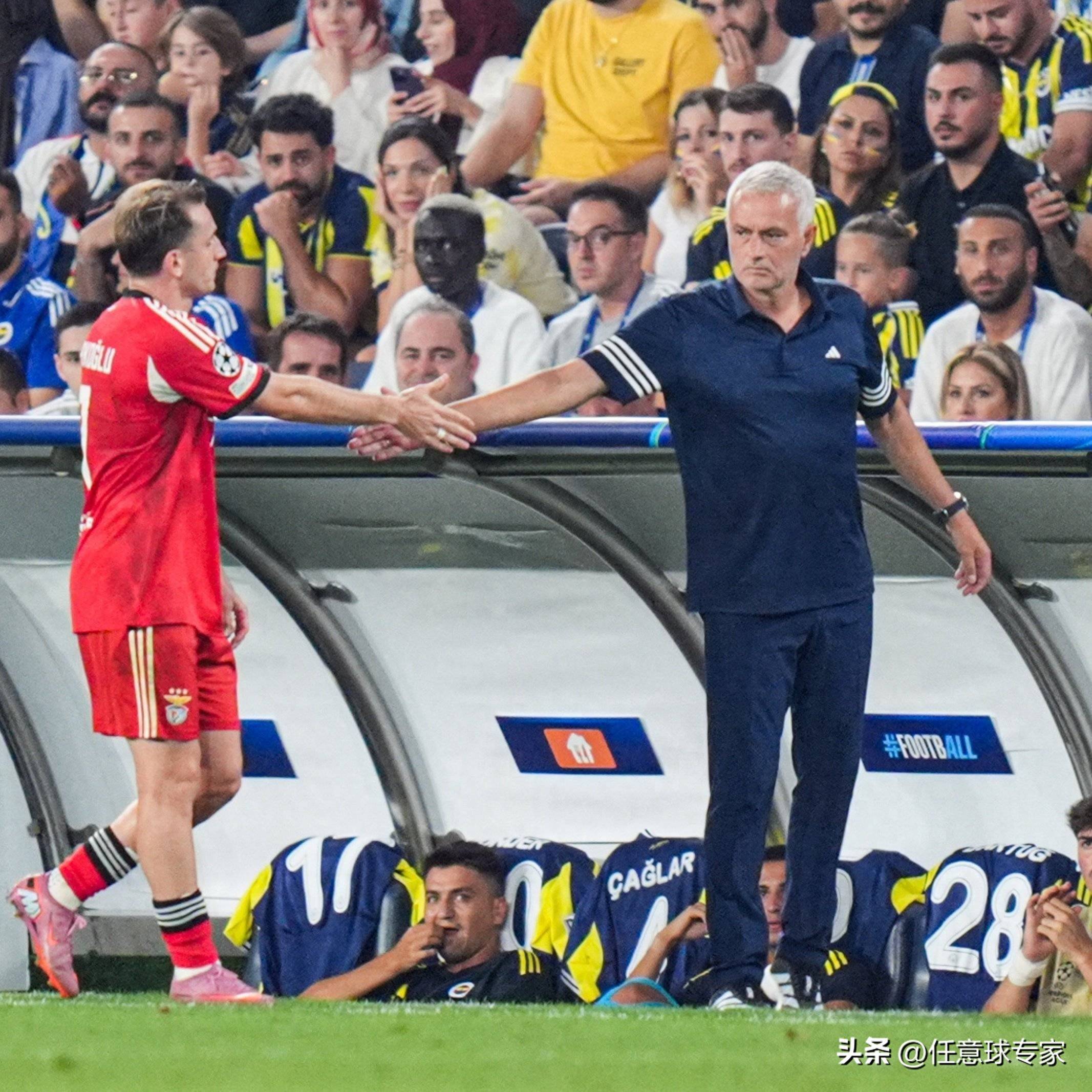 欧冠预选赛角逐激烈,裁判公正仲裁 欧冠预选赛角逐激烈,裁判公正仲裁