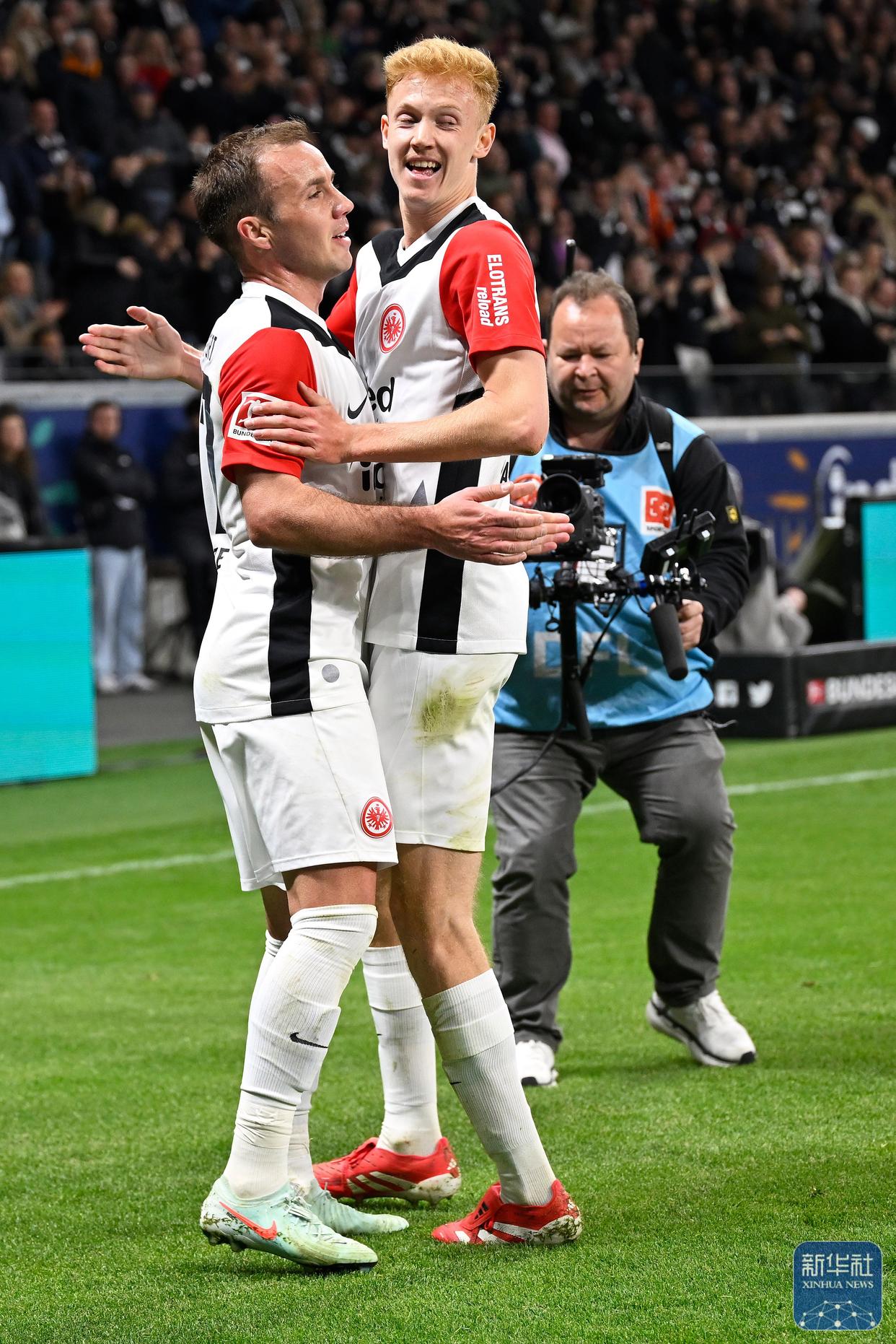 斯图加特猛将强势抢占德国顶级联赛榜首的简单介绍