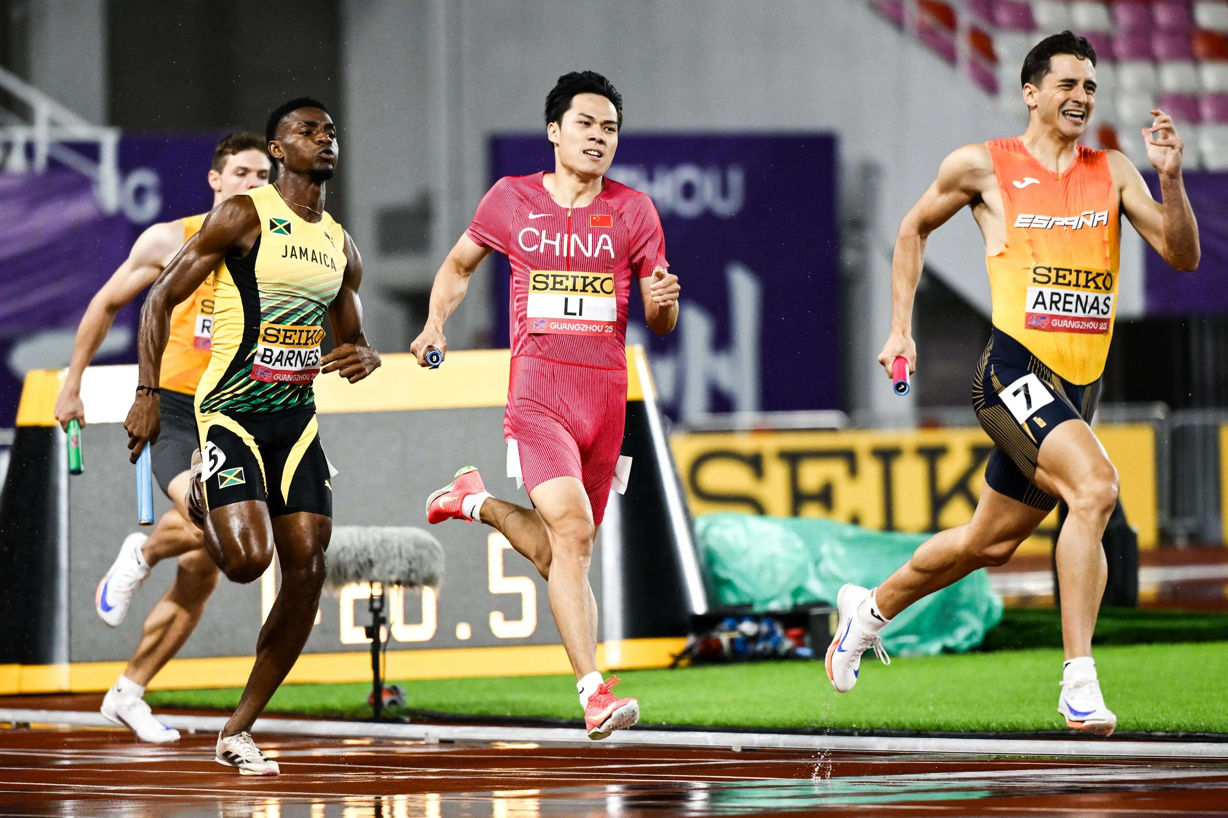 世界纪录被刷新,赛场上掀起热潮的简单介绍 世界纪录被刷新,赛场上掀起热潮的简单介绍