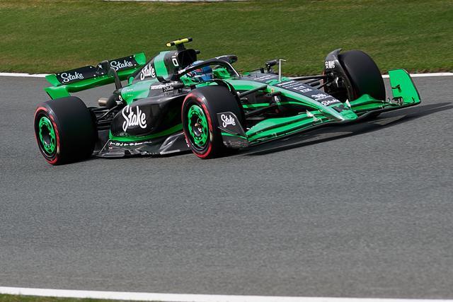 阿斯顿马丁力克索伯车队，周冠宇统治全场的简单介绍