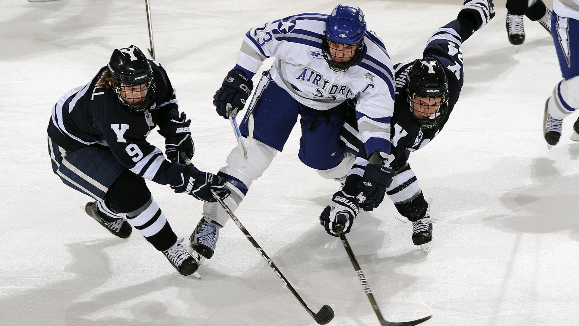 赛道上的孤勇者，拉文扛起全队，F1年度争冠之夜的不朽传奇