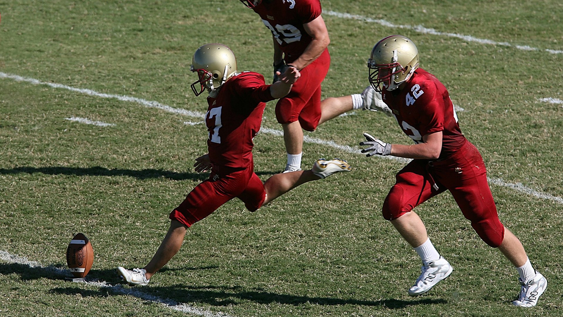 富安健洋，亚洲铁闸闪耀欧洲之巅，韩国防线在拜仁风暴中见证巨星价值